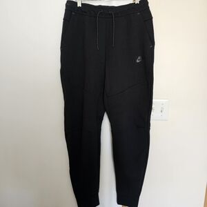 NWT Nike Men Black Slim Fit Size M Taper Leg Regular Length Joggers Sweatpants
